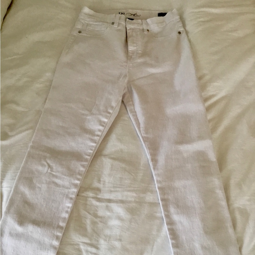 DG2 by Diane Gilman Seamless Stretch Denim Tall White Jeans. Size 6T